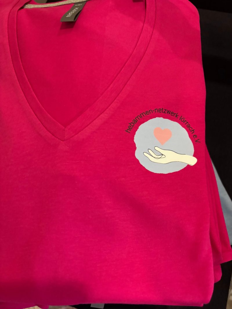 Pinkes Shirt mit rundem Logo auf der Brust