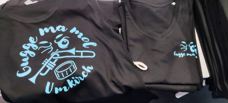 Schwarze Shirts mit türkisem Frontmotiv