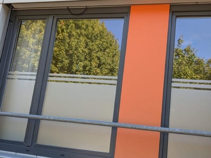 Fensterfront mit farbigem Folienband