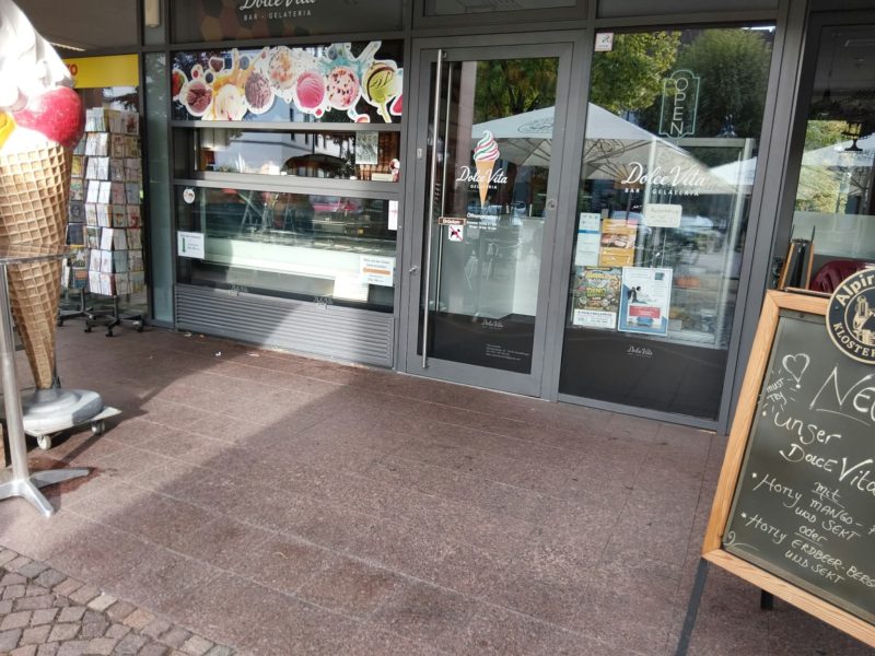Glasfront eines Eiscafés mit Motiven und Schriftzug