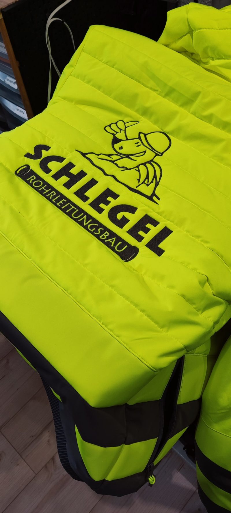 Gelbe Warnschutzjacke mit Firmenlogo