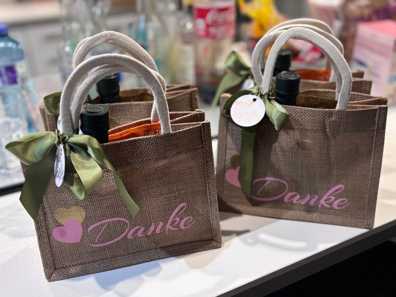 Zwei Jutetaschen mit Schriftzug Danke und Schleife
