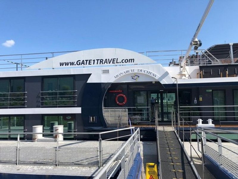 Flusskreuzfahrtschiff mit Schriftzug am Aufbau