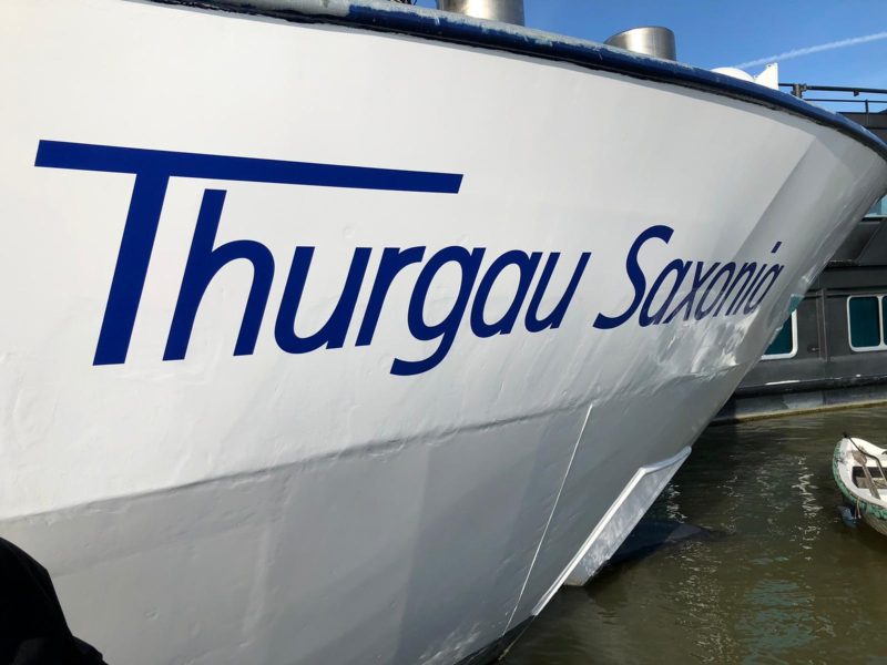 Bug eines Flusskreuzfahrtschiffs mit blauem Schiffsnamen
