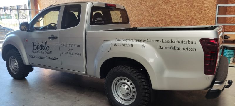 Silberner Pick-up mit Beschriftung für Garten- und Landschaftsbau