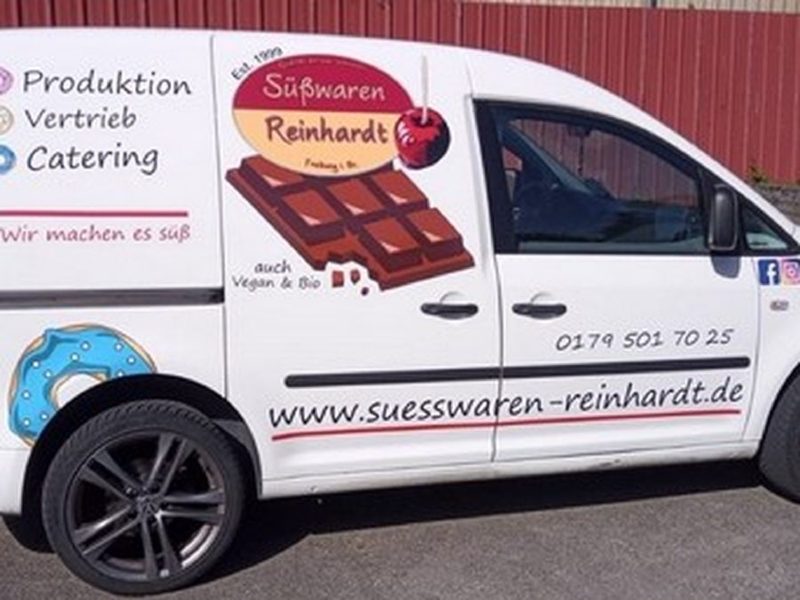 Kastenwagen mit vollflächiger Beschriftung, Logo und Kontaktdaten