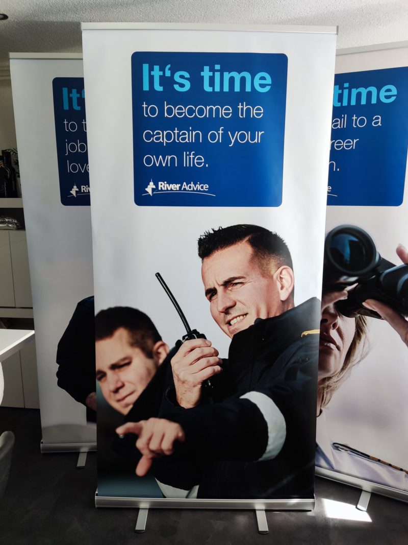 Roll-up-Displays mit Bildmotiv und Schriftzug