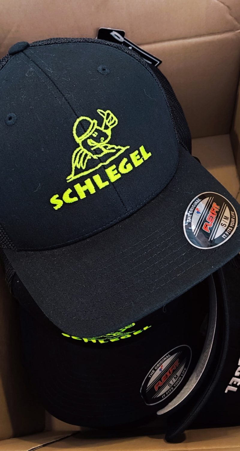Schwarze Cap mit neongelbem Firmenlogo