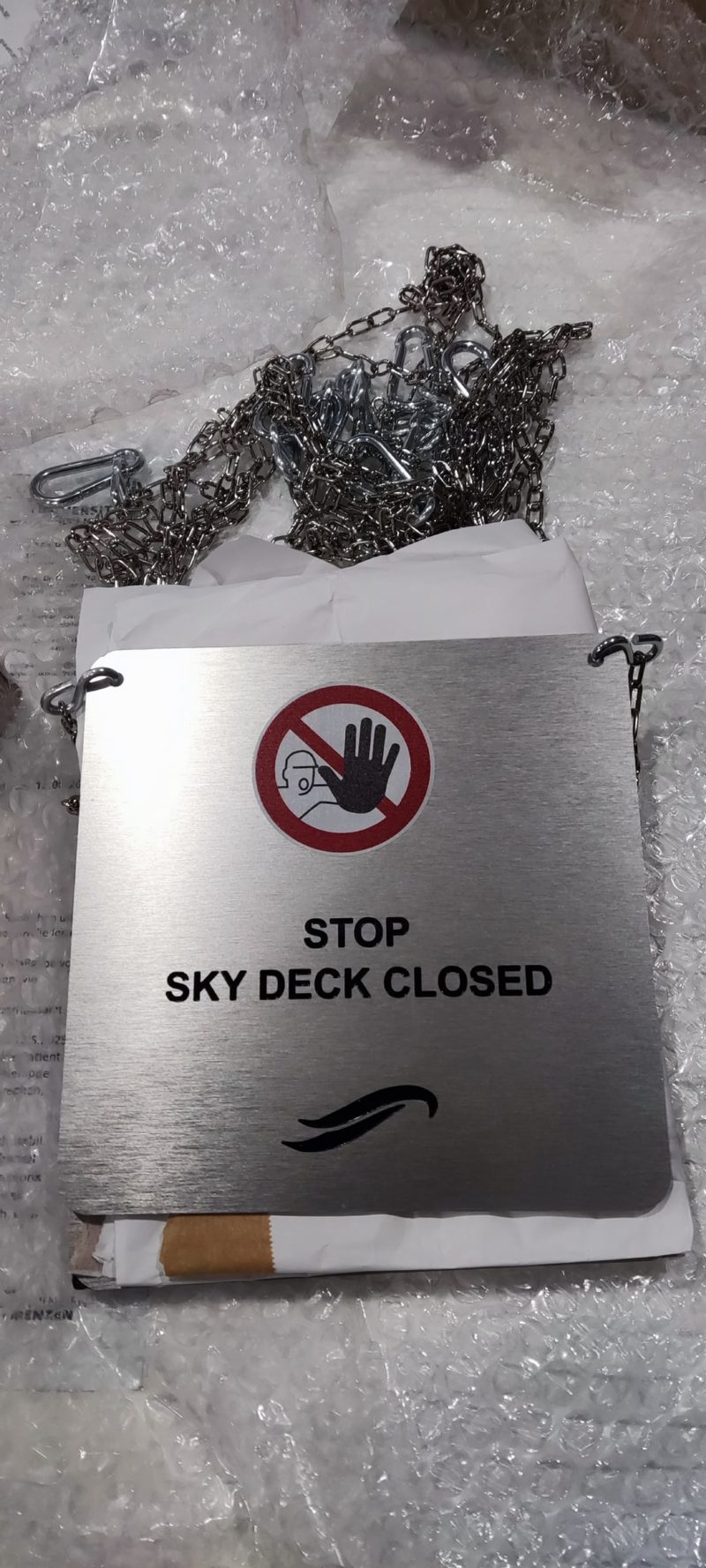 Metallisches Hinweisschild mit Verbotszeichen