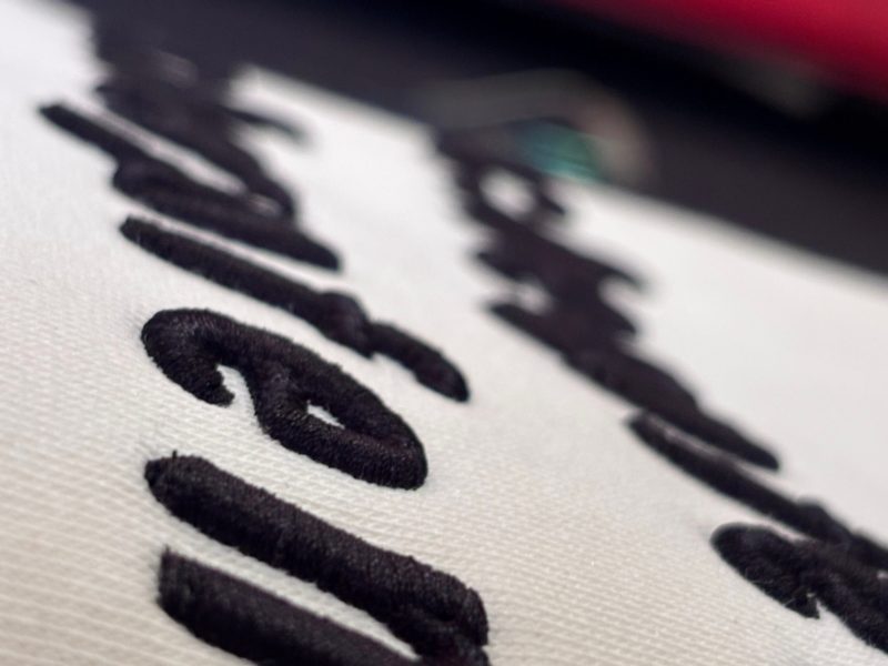 Nahaufnahme eines gestickten Schriftzugs