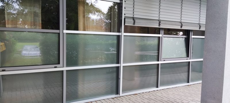Fensterfront eines Bürogebäudes mit Milchglasfolie