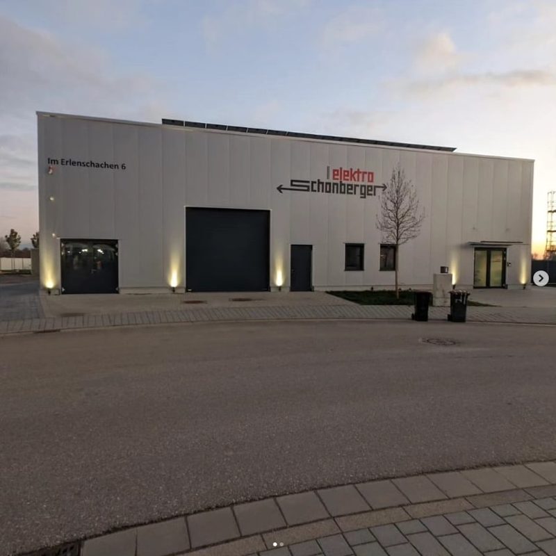 Gewerbehalle mit Firmenschriftzug an der Fassade