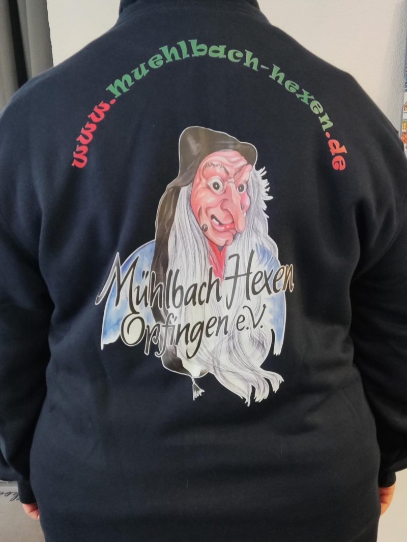 Schwarze Jacke mit großem mehrfarbigem Rückenmotiv