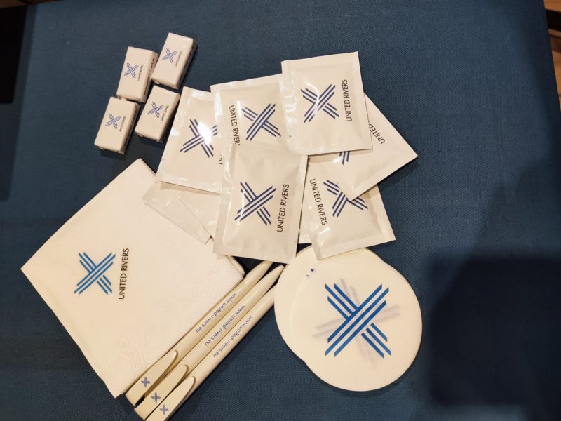 Zahnbürsten, Seifen und Kleinteile mit blauem Logo