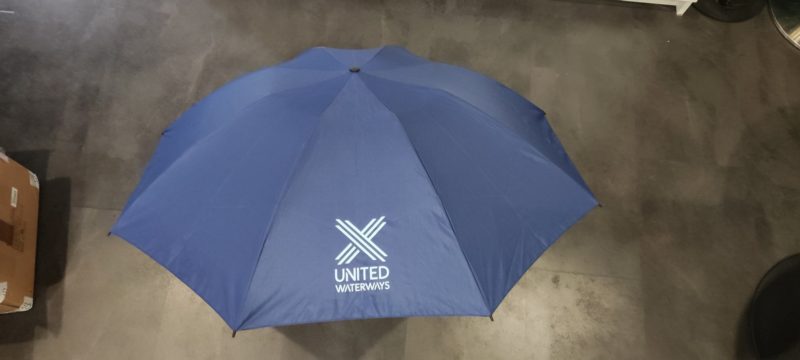Blauer Regenschirm mit weißem Logo