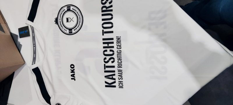 Weiße Fußballtrikots mit Sponsorenschriftzug