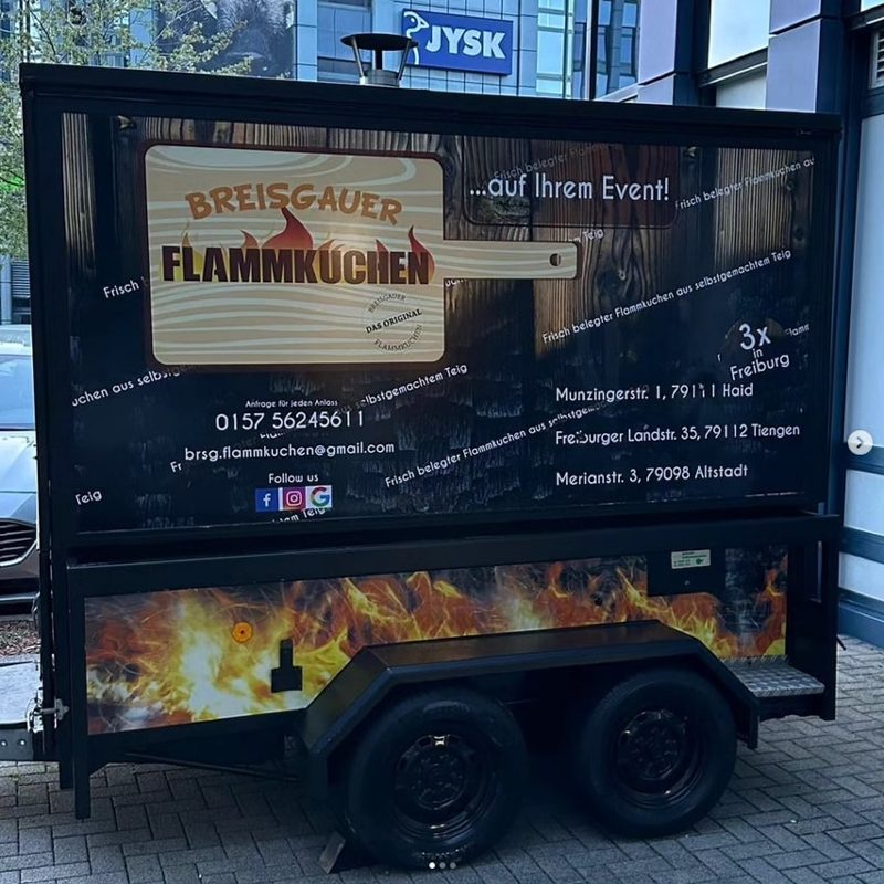 Anhänger mit vollflächigem Motiv für einen Flammkuchen-Stand