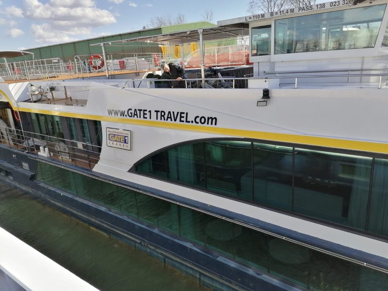 Aufbau eines Flusskreuzfahrtschiffs mit Webadresse und gelbem Zierstreifen